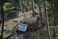 sehr_steiler_weg_zum_jungel_club_2.jpg