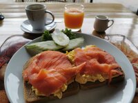 Breakfast Ruehrei mit Lachs auf Brot.jpg