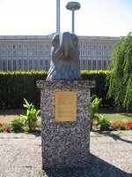 Duitsland-Berlin ''Flughafen Tempelhof-Eagle Square'' (3).JPG