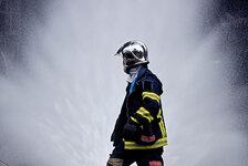 Thai-firemen-spray-water--014.jpg