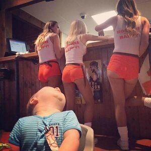 Hooters01