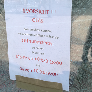 vorsicht_glas_ihr_deppen.png