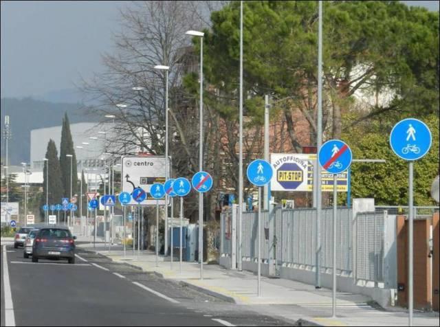 Der_schwager_vombuergermeister_stellt_verkehrsschilder_her